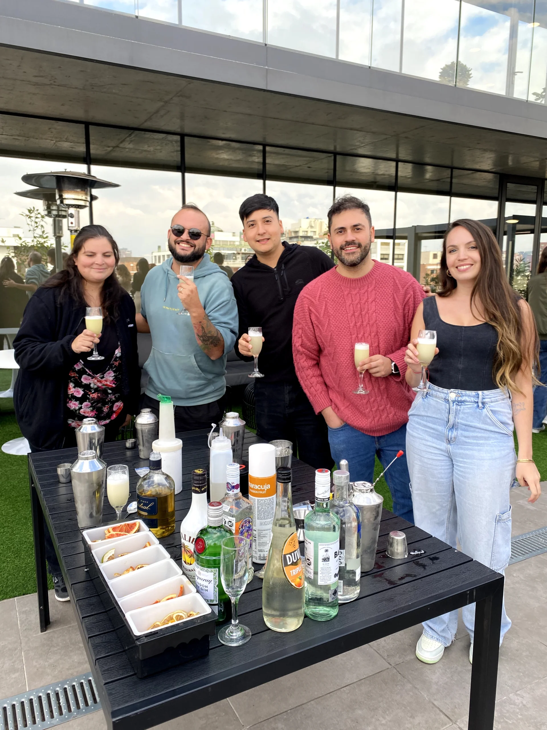Cóctel de autor preparado por bartenders de Go Bar en un evento en Santiago