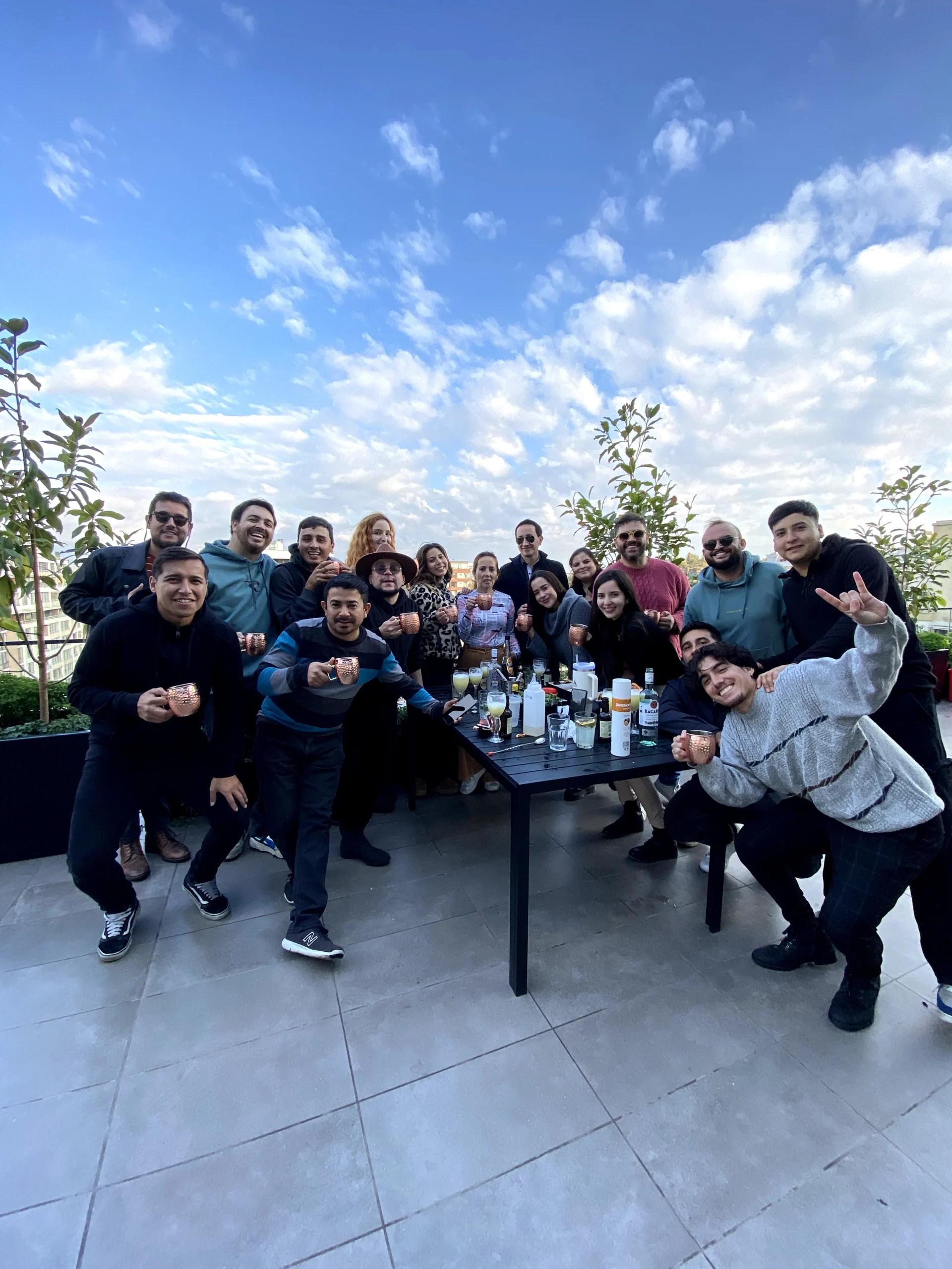 Cóctel de autor preparado por bartenders de Go Bar en un evento en Santiago