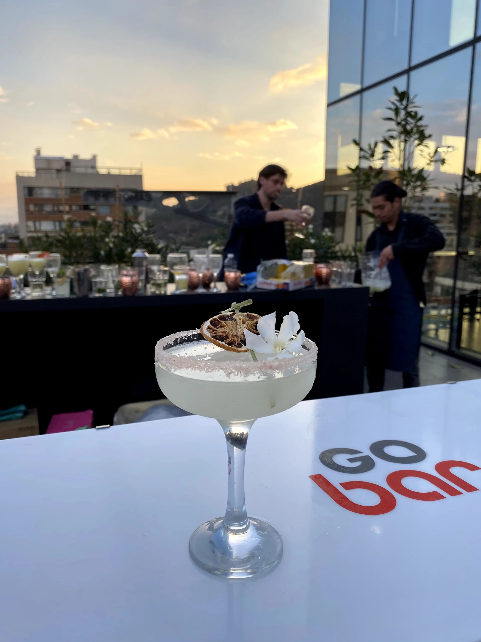 Cóctel de autor preparado por bartenders de Go Bar en un evento en Santiago